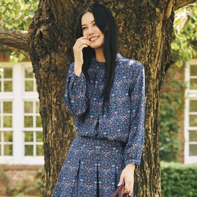 ＜AMACA (Women)＞【ＬＩＢＥＲＴＹ】Ｖｉｎｅ　Ｔｈｉｅｆ　バックサテンジョーゼットブラウス