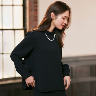 ＜AMACA (Women)＞トリアセテートコンパクトロールネックブラウス