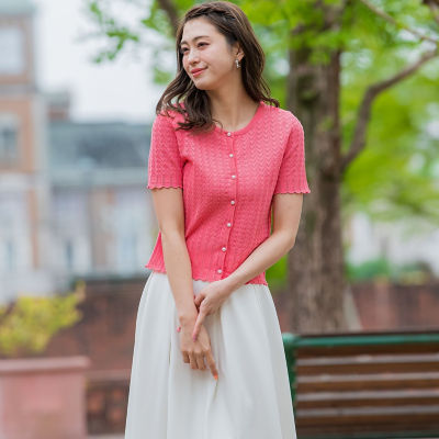 ＜QUEENS COURT L（Women/大きいサイズ）＞【大きいサイズ】パールボタンアイレット半袖カーディガン≪手洗い可能／接触冷感≫