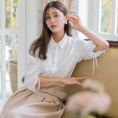 ＜QUEENS COURT L（Women/大きいサイズ）＞【大きいサイズ】袖シャーリングジュエルブラウス≪洗濯機で洗える≫