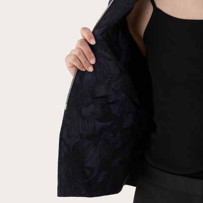 スペースフラワーライトジャカード ジップアップブラウス | maison