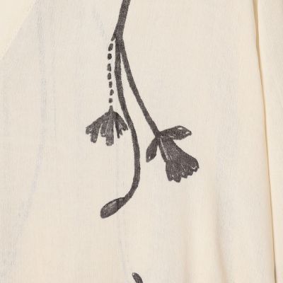 シングルフラワープリント Vショートブラウス | maison TOMORROWLAND
