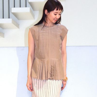コットンシルク　プリーツフレンチスリーブブラウス