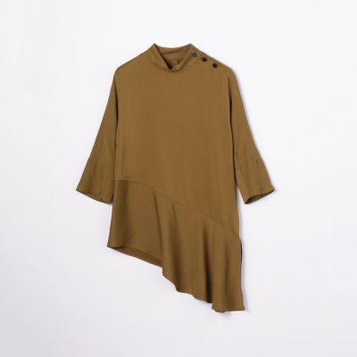 ドライサテン　アシンメトリーヘムブラウス