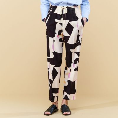 スパンシルクシャドウプリント イージーテーパードパンツ | maison