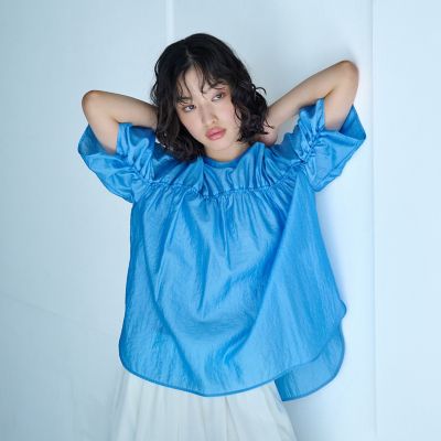 ＜CAST：＞【１枚で着映える】ギャザーブラウス