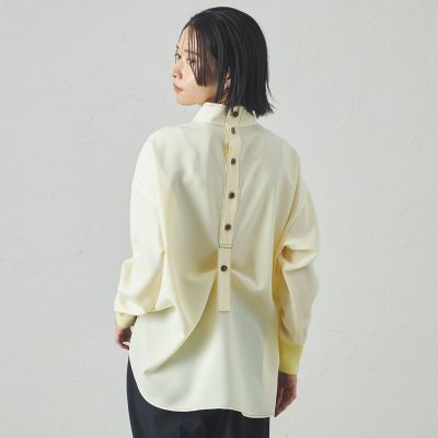 着用しわ軽減／吸水速乾】バックボタンブラウス | CAST：/キャスト