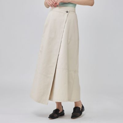 ＜CAST：＞チノスカート