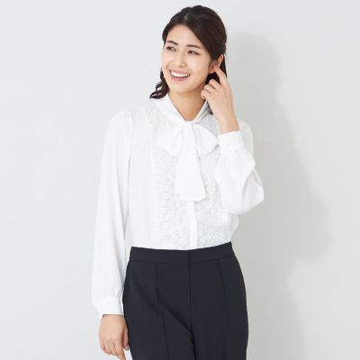 ＜TO BE CHIC (Women)＞フロントフラワー刺しゅう　ブラウス