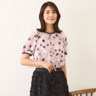 ＜TO BE CHIC (Women)＞ダブルフラワープリント　ブラウス
