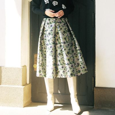 ＜TO BE CHIC (Women)＞アンティークフラワー刺しゅう　タックスカート