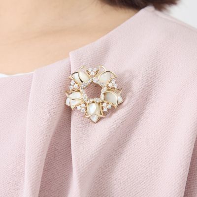 ＜TO BE CHIC (Women)＞フラワーサークル　ブローチ