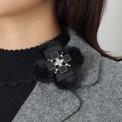 ＜TO BE CHIC (Women)＞フェイクファーフラワー　エポブローチ