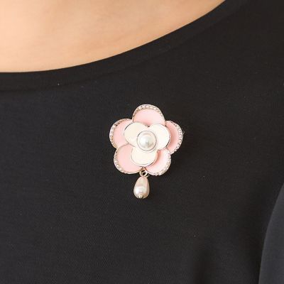 美品 AUGUSTINE ガラス カメリア ブローチ ペンダントヘッド ホワイト カメリアブローチ | TO BE CHIC (Women)/トゥー ビー シック | 三越