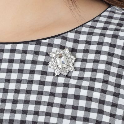 ＜TO BE CHIC (Women)＞スクエアビジューブローチ
