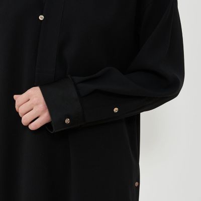 美品 ギャルリーヴィー 24SS バックサテンアムンゼンカラーレスロングブラウス バックサテンアムンゼン カラーレスロングブラウス | GALERIE VIE