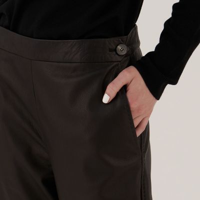 ゴートレザー　テーパードパンツ