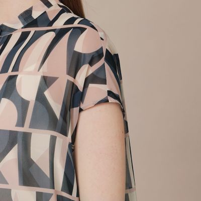 タグ付き　マッキントッシュロンドン　ジオメトリックフルーツプリントブラウス ジオメトリックプリントブラウス | MACKINTOSH LONDON (Women