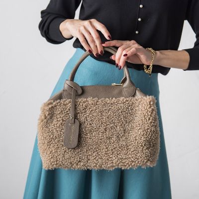 ＜Viaggio Blu (Women)＞【ＢＥＶＩＮＩ】ラメフェイクファーバッグ