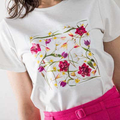 【ＫＥＩＴＡ　ＫＡＷＡＳＡＫＩ　×　Ｖｉａｇｇｉｏ　Ｂｌｕコラボ】フラワープリントＴシャツ≪洗濯機で洗える≫