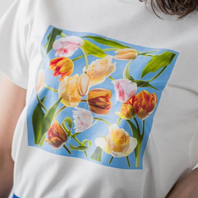 【ＫＥＩＴＡ　ＫＡＷＡＳＡＫＩ　×　Ｖｉａｇｇｉｏ　Ｂｌｕコラボ】フラワープリントＴシャツ≪洗濯機で洗える≫