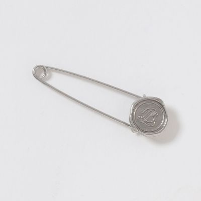 ＜BLUE LABEL CRESTBRIDGE (Women)＞ロゴキルトピンブローチ