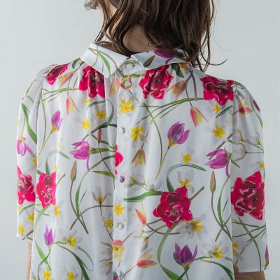 【ＫＥＩＴＡ　ＫＡＷＡＳＡＫＩ　×　Ｖｉａｇｇｉｏ　Ｂｌｕコラボ】Ｗｉｌｄ　ｔｕｌｉｐ　ブラウス
