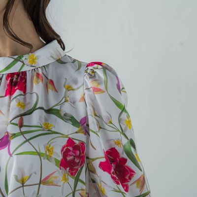【ＫＥＩＴＡ　ＫＡＷＡＳＡＫＩ　×　Ｖｉａｇｇｉｏ　Ｂｌｕコラボ】Ｗｉｌｄ　ｔｕｌｉｐ　ブラウス