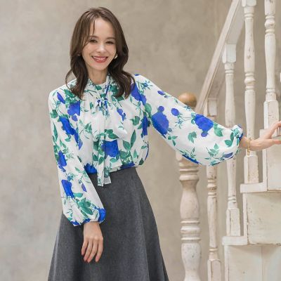 セーター .-- LUCCAV （ブライトブルー） ブルーノピアッテリー カットソー 絹 シルク 青 ブルー Vネック ストライプ柄