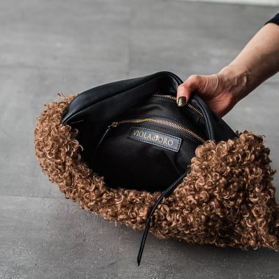 【ＷＥＢ限定】【ＶＩＯＬＡｄ’ＯＲＯ】ＥＬＭＯ　ボアショルダーバッグ　Ｖ－８８２０