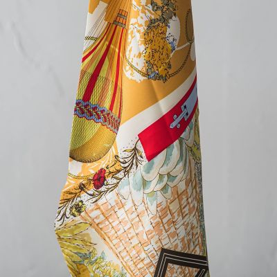 【ｍａｎｉｐｕｒｉ】ダイヤ型シルクスカーフ