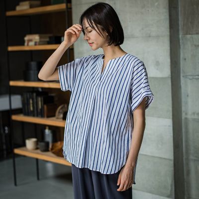 ＜LAUTREAMONT (Women)＞【新色追加】カラミストライプキーネックブラウス≪洗濯機で洗える≫