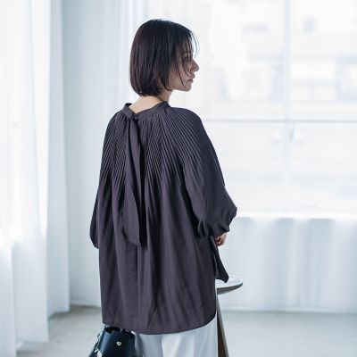 シアープリーツスタンドネックブラウス≪洗濯機で洗える≫