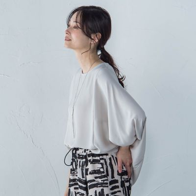 【ＷＥＢ限定】サテンフィールドレープブラウス≪セットアップ対応／洗濯機で洗える≫