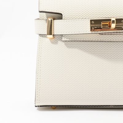 Ｃａｒｏｌ　Ｊ．　エンボスフラップショルダーバッグ