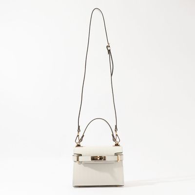 Ｃａｒｏｌ　Ｊ．　エンボスフラップショルダーバッグ