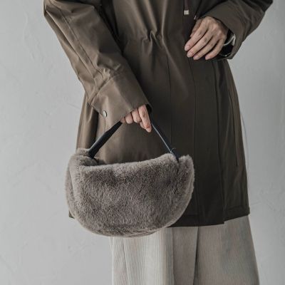 ＜la.f...（Women）＞【ＶＩＯＬＡｄ’ＯＲＯ】フェイクファームーン型バッグ