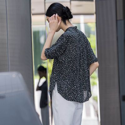 ジョーゼットストライプ幾何プリントブラウス≪洗濯機で洗える／吸水速乾／紫外線防止≫