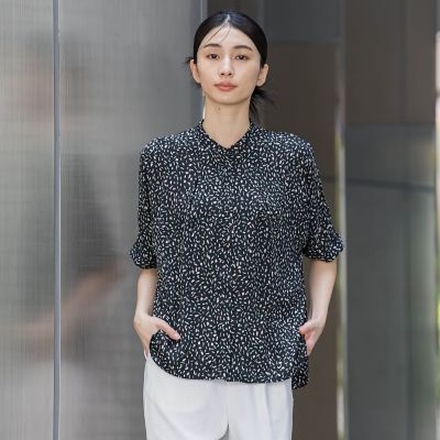 ジョーゼットストライプ幾何プリントブラウス≪洗濯機で洗える／吸水速乾／紫外線防止≫