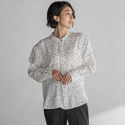 ＜la.f...（Women）＞キカ柄バンドカラーブラウス≪洗濯機で洗える≫