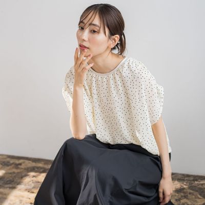 ＜Droite lautreamont (Women)＞ストレッチシアーサッカードットブラウス≪手洗い可能≫