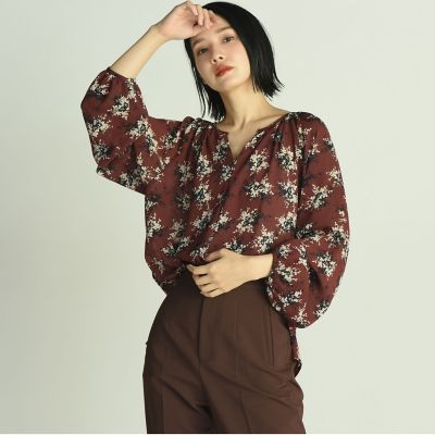 ＜Droite lautreamont (Women)＞【ＷＥＢ限定】フラワープリントキーネックブラウス