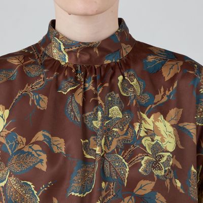 ポリエステルサテンプリント スタンドカラーワンピース | maison