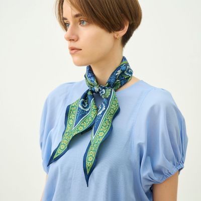 【2023/13.2万円】　HERNO　撥水シルクスカーフ付スリーブレスコート SOULEIAO シルクプリント スカーフ | maison TOMORROWLAND