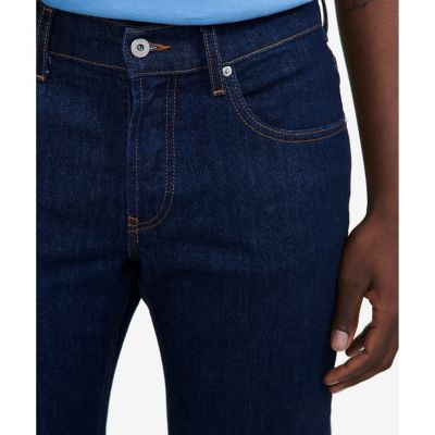アイコニック　スリムフィットテーパードデニムパンツ