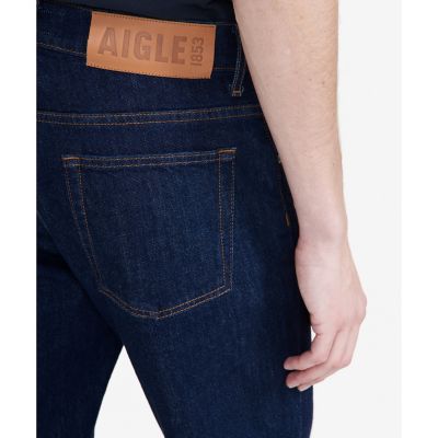 アイコニック　スリムフィットテーパードデニムパンツ