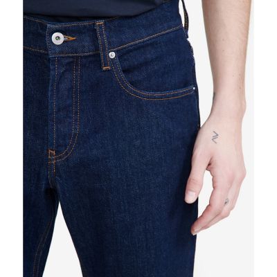 アイコニック　スリムフィットテーパードデニムパンツ