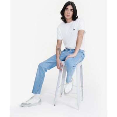 アイコニック　スリムフィットテーパードデニムパンツ