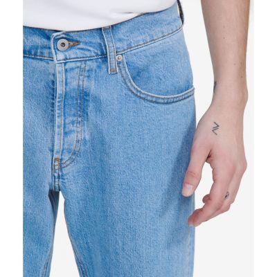 アイコニック　スリムフィットテーパードデニムパンツ