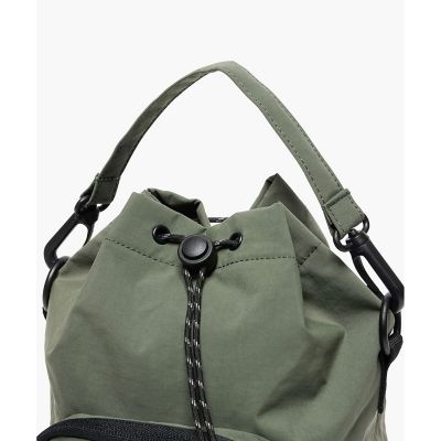 撥水　リサイクルナイロン　２ｗａｙ巾着バッグ　ミニポーチ付き　Ｗ１８×Ｈ２７×Ｄ１２ｃｍ　４Ｌ